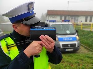 policjant kontroluje prędkość