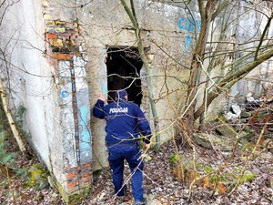 policjant i kobieta kontrolują miejsca przebywania osób w kryzysie bezdomności