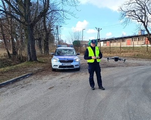 policjant pilotuje drona