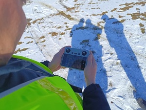 policjant pilotuje drona