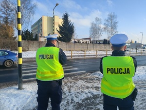 policjanci obserwują ruch uliczny