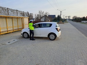 policjantka kontroluje trzeźwość