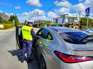 policjant kontroluje trzeźwość kierowców