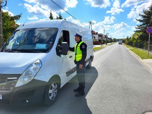 policjant kontroluje trzeźwość kierowców