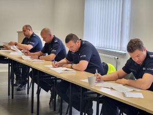 policjanci wypełniają test