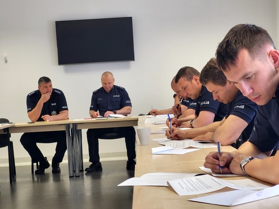 policjanci wypełniają test