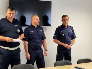 policjanci stoją w sali
