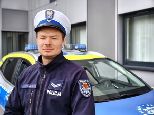 policjant pozuje do zdjęcia