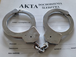 kajdanki leżą na teczce