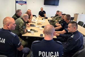 policjanci rozmawiają z leśnikami