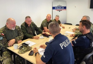 policjanci rozmawiają z leśnikami