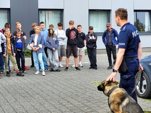 policjant prezentuje tresurę psa
