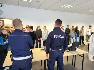 policjanci pokazują sprzęt i wyposażenie tucholskiej jednostki