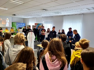 policjanci pokazują sprzęt i wyposażenie tucholskiej jednostki