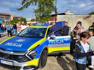 policjanci prezentują radiowóz