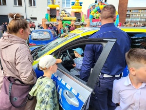 policjanci prezentują radiowóz