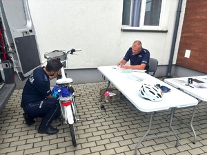 policjanci znakują rowery