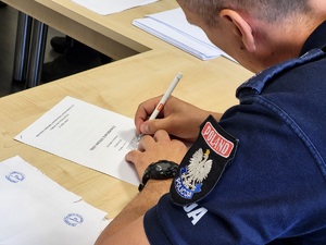 policjant wypełnia test