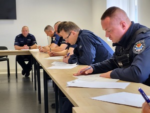 policjanci wypełniają test