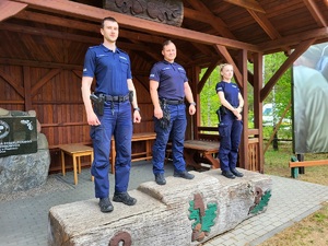 policjanci pozują do zdjęcia