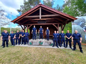 policjanci pozują do zdjęcia