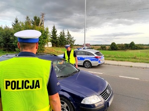 policjanci sprawdzają trzeźwość kierowcy