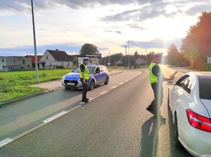 policjanci sprawdzają trzeźwość kierowcy