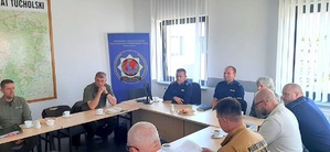 osoby rozmawiają o bezpieczeństwie nad wodą