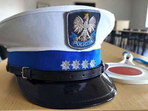 policyjna czapka leży na stole