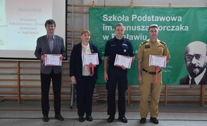 osoby pozują do zdjęcia