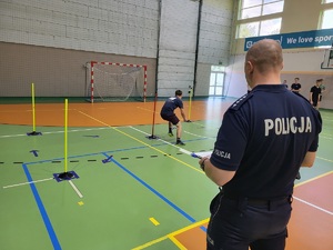 osoba uczestniczy w teście
