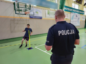 osoba uczestniczy w teście