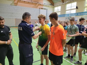 osoby odbierają nagrody