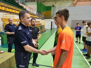 osoby odbierają nagrody