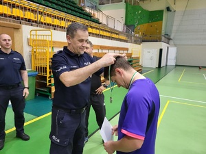 osoby odbierają nagrody