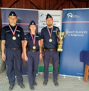 policjanci pozują do zdjęcia