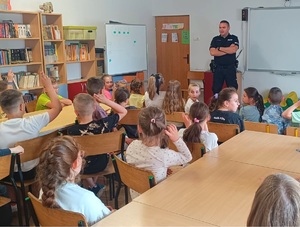 policjant prowadzi zajęcia w szkole