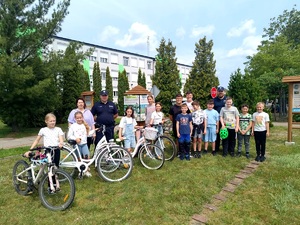 Policjanci uczestniczą w egzaminie na kartę rowerową