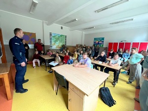 policjant prowadzi zajęcia w szkole