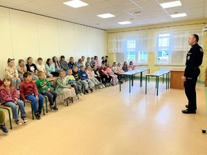 policjant prowadzi zajęcia w szkole