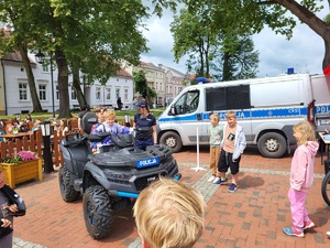 policjanci uczestniczą w pikniku pn. &quot;Bezpieczne wakacje&quot;