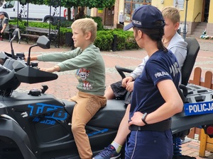 przy quadzie stoi policjantka