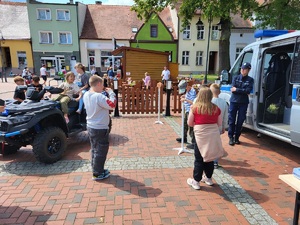 dzieci biegają przy radiowozie