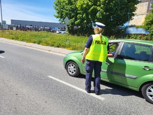 policjantka kontroluje trzeźwość