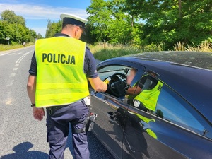 policjant kontroluje trzeźwość