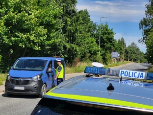policjant kontroluje trzeźwość