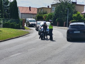 policjantka kontroluje trzeźwość