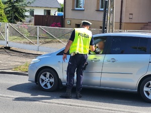 policjant kontroluje trzeźwość