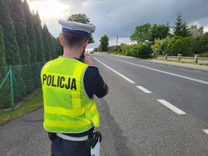 policjant kontroluje prędkość aut
