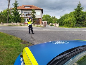 policjant kontroluje prędkość aut